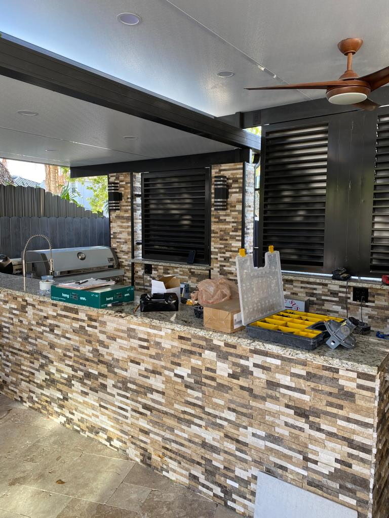 Outdoor kitchen stacked stone tile backsplash
