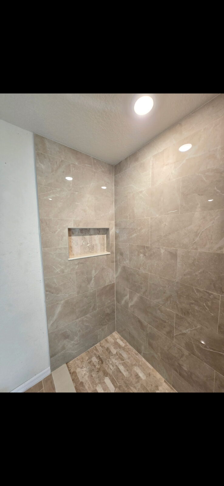 Tiled shower corner with storage niche